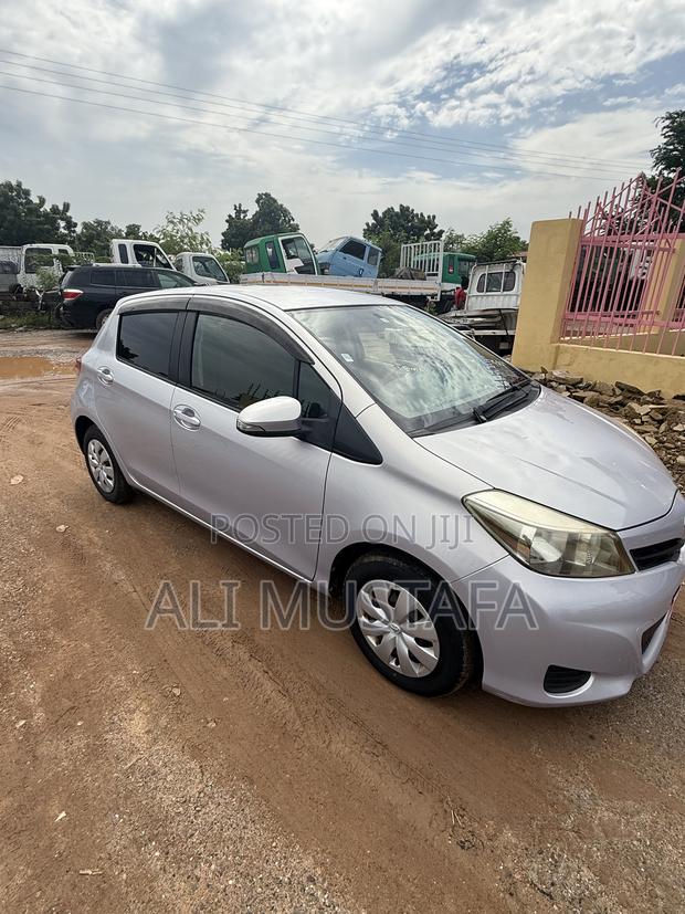 Toyota Vitz 1.3 FWD 5dr 2012 Purple