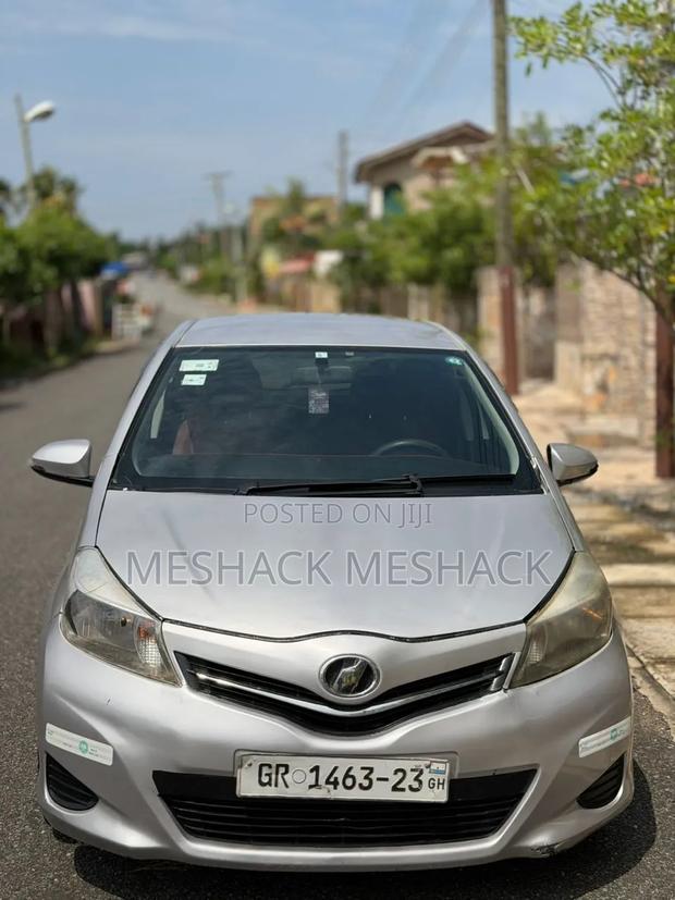 Toyota Vitz 2011 Silver
