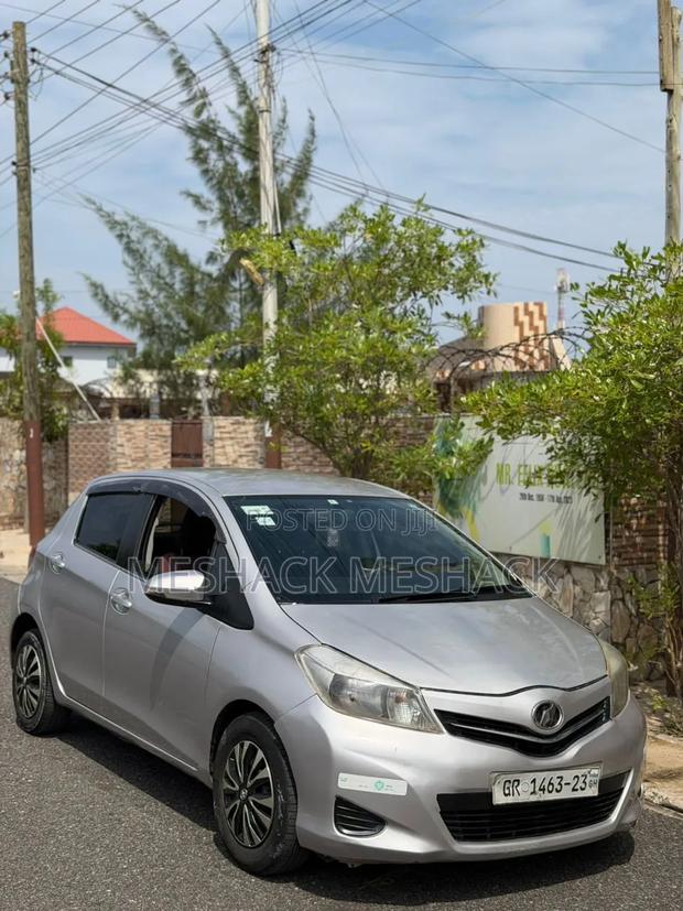 Toyota Vitz 2011 Silver