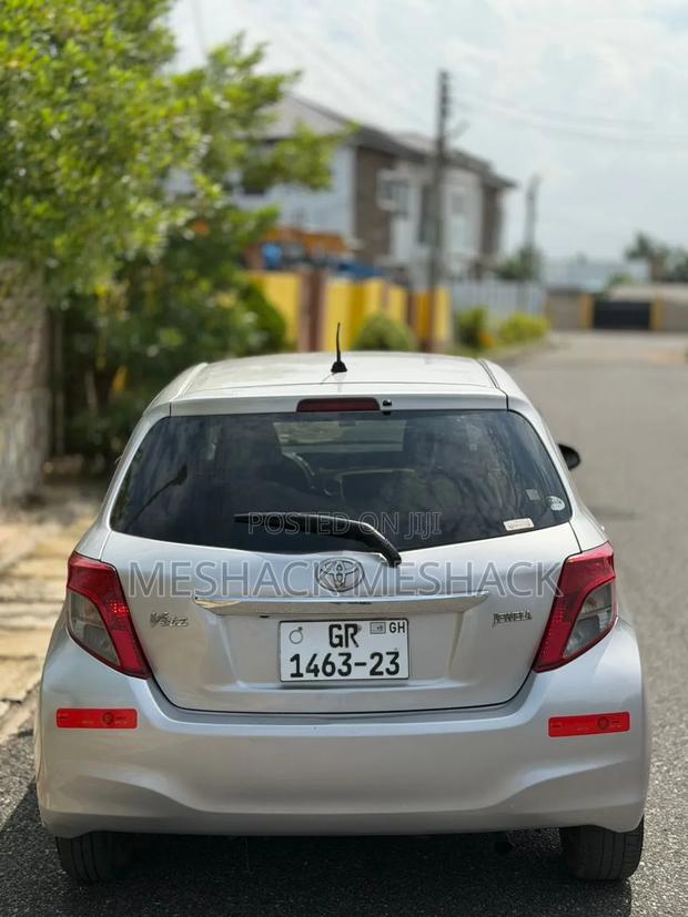 Toyota Vitz 2011 Silver