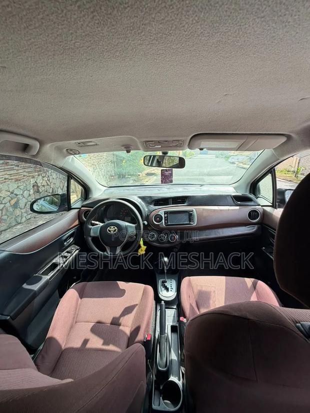 Toyota Vitz 2011 Silver