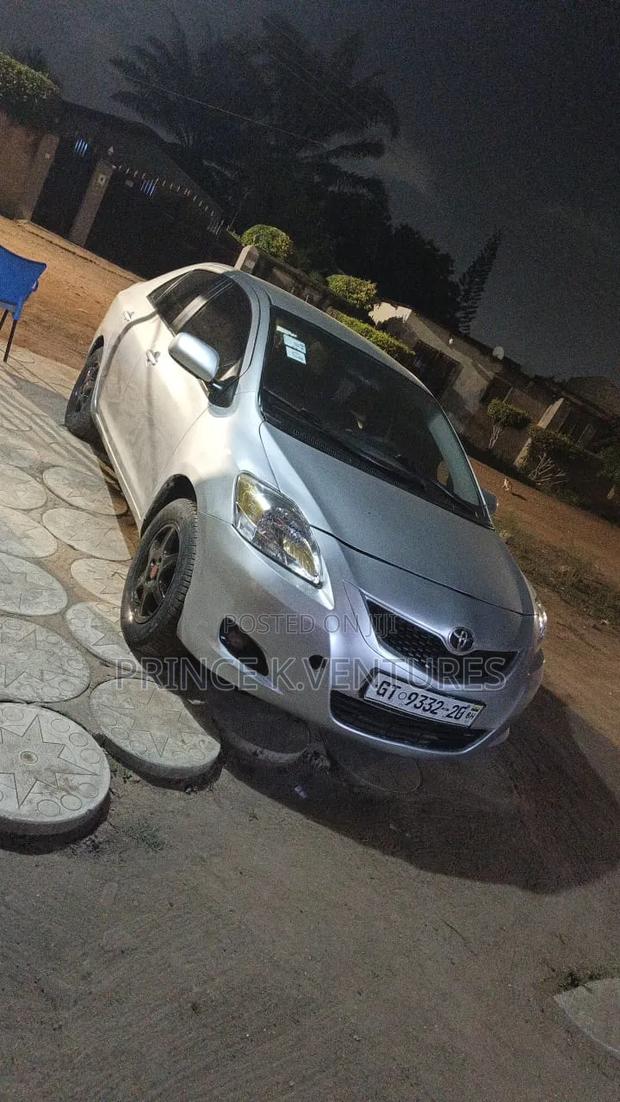 Toyota Yaris Base Sedan 4dr 2010 Silver