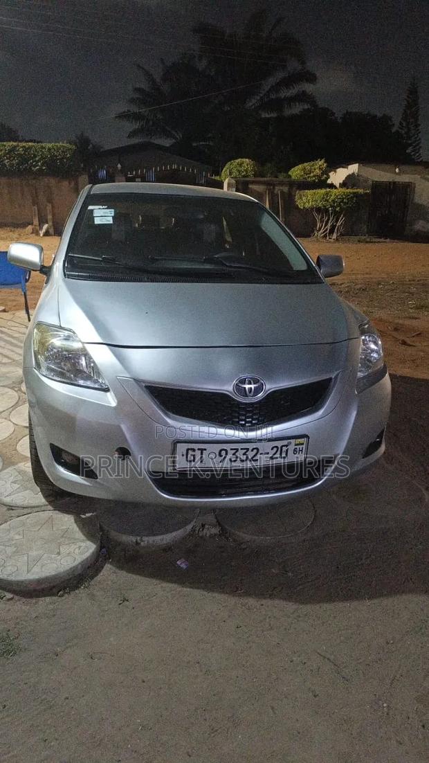 Toyota Yaris Base Sedan 4dr 2010 Silver