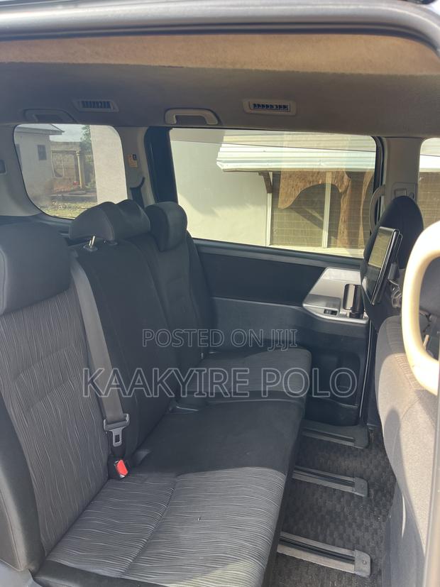 Toyota Voxy 2010 Silver