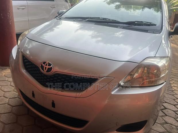Toyota Belta 2010 Silver