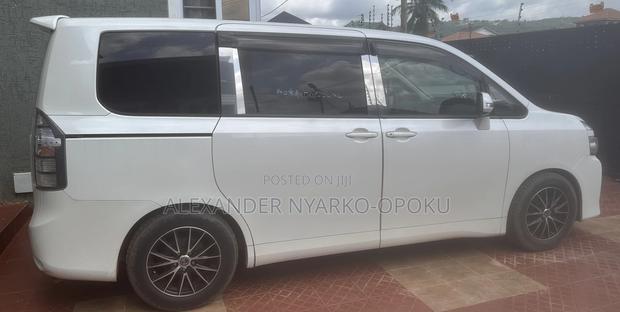 Toyota Voxy 2010 White
