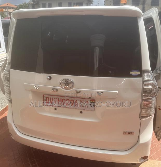 Toyota Voxy 2010 White