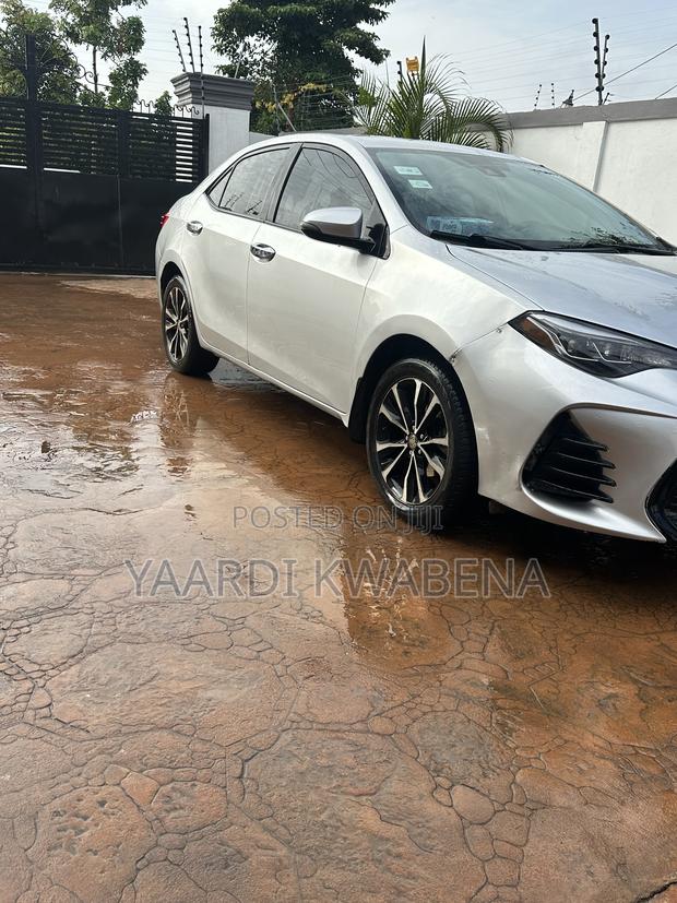 Toyota Corolla SE Special Edition 4dr Sedan (1.8L 4cyl CVT) 2017 Silver
