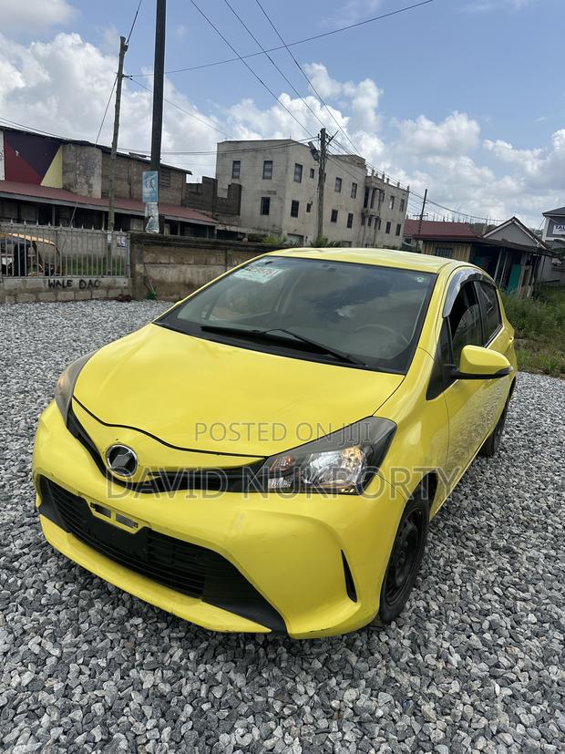 Toyota Vitz 2015 Yellow