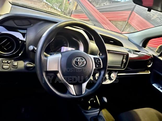 Toyota Vitz 1.3 FWD 5dr 2015 Yellow