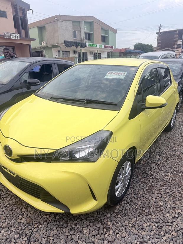 Toyota Vitz 1.3 FWD 5dr 2015 Yellow