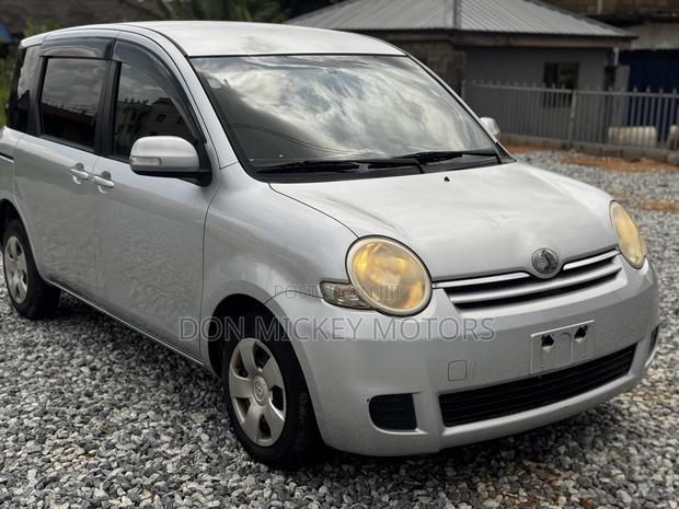 Toyota Sienta 1.5 FWD 2010 Gray
