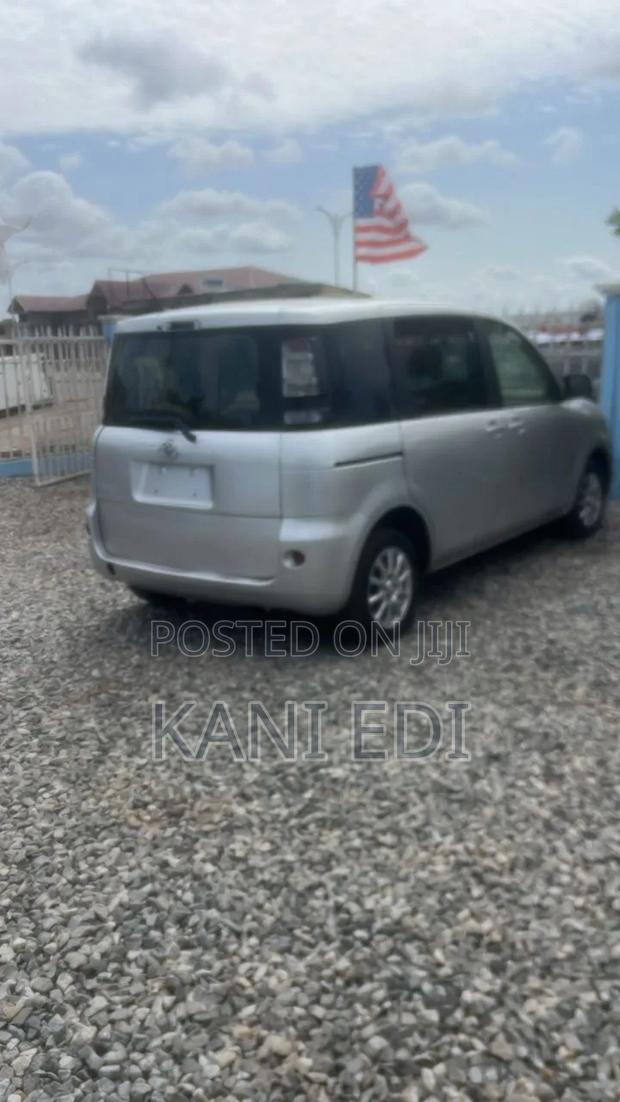 Toyota Sienta 2014 Silver