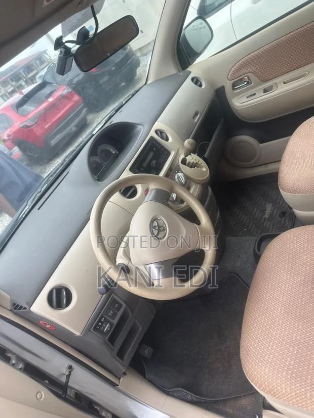 Toyota Sienta 2014 Silver
