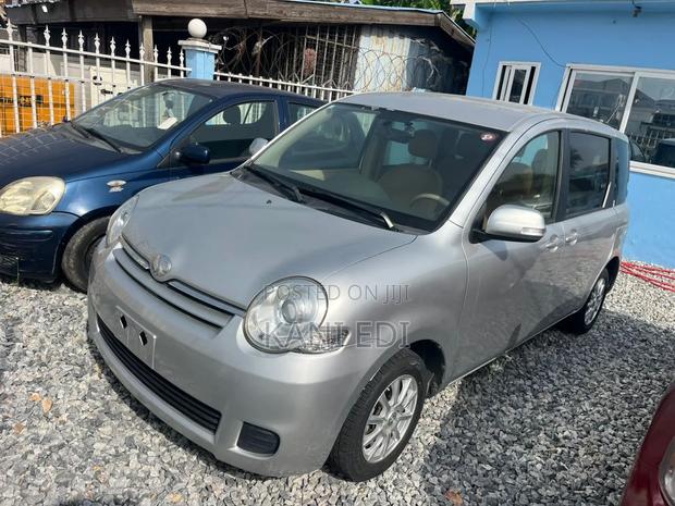 Toyota Sienta 2014 Silver
