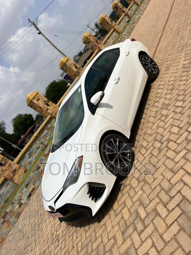 Toyota Corolla SE 4dr Sedan (1.8L 4cyl CVT) 2017 White