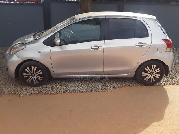 Toyota Vitz 2011 Silver