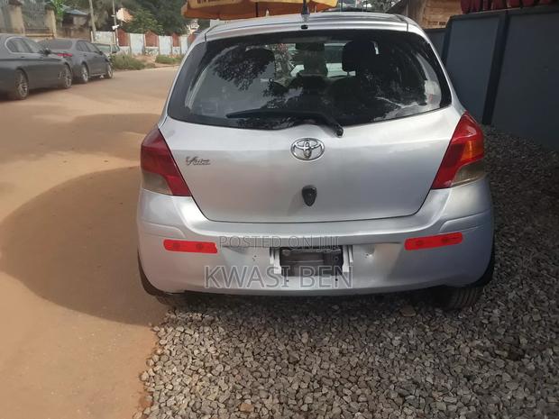 Toyota Vitz 2011 Silver