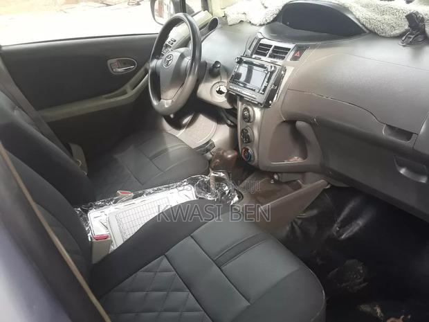 Toyota Vitz 2011 Silver