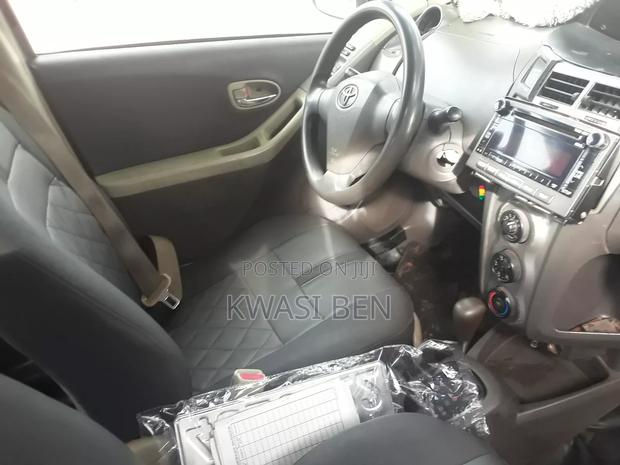 Toyota Vitz 2011 Silver