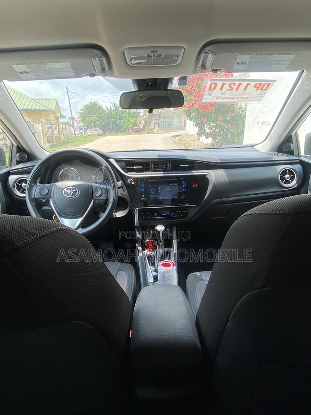 Toyota Corolla LE (1.8L 4cyl 2A) 2018 White