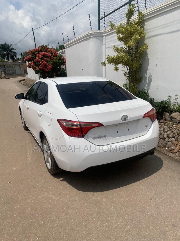 Toyota Corolla LE (1.8L 4cyl 2A) 2018 White