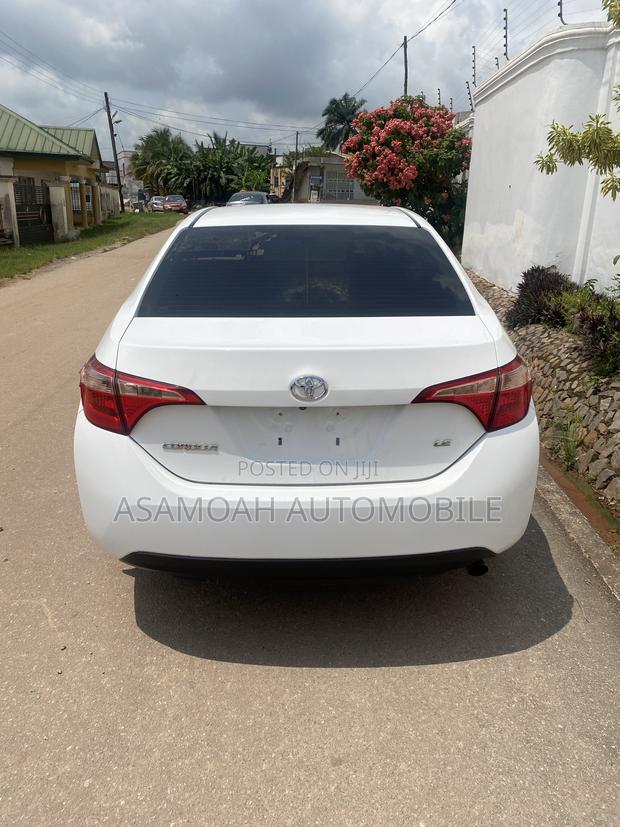 Toyota Corolla LE (1.8L 4cyl 2A) 2018 White