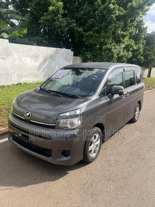 Toyota Voxy 2012 Gray