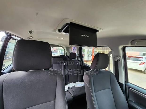 Toyota Esquire 2.0 AWD (8 seater) 2015 Black