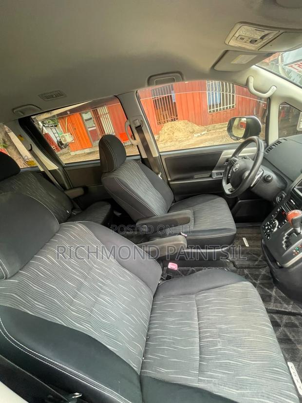 Toyota Voxy 2012 Gray