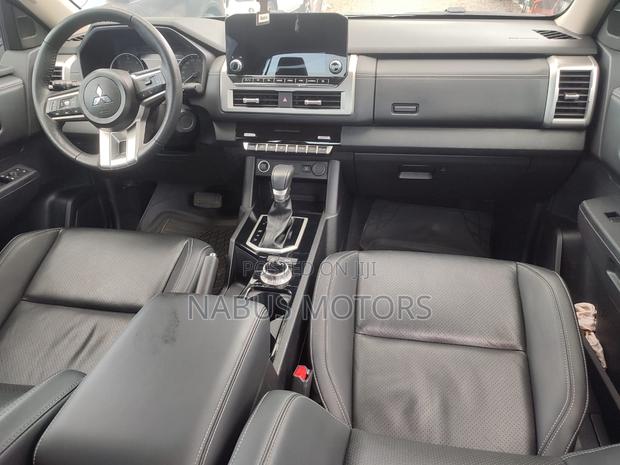 Mitsubishi L200 2025 Gray