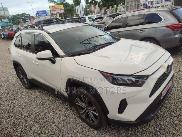 Toyota RAV4 LE AWD 2019 White
