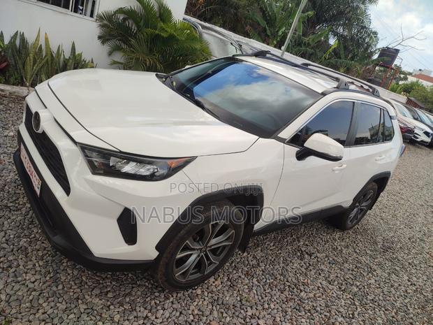 Toyota RAV4 LE AWD 2019 White