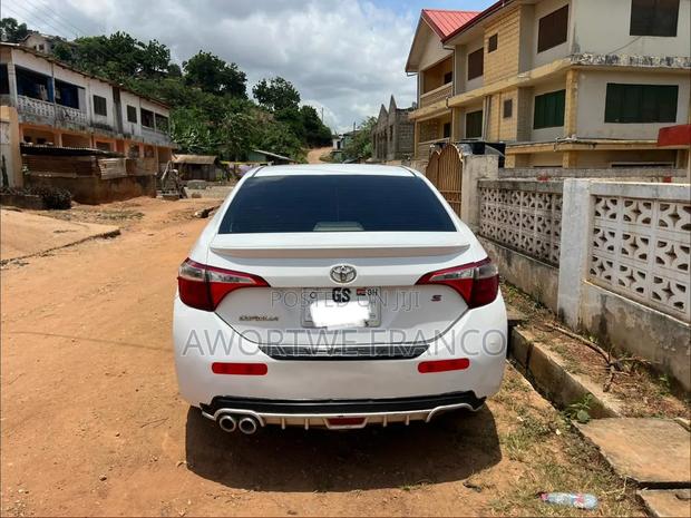 Toyota Corolla LE 4dr Sedan (1.8L 4cyl CVT) 2016 White