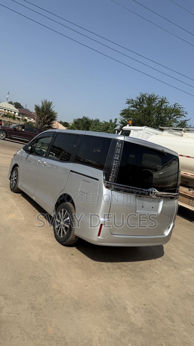 Toyota Voxy SV Premium 2014 Silver