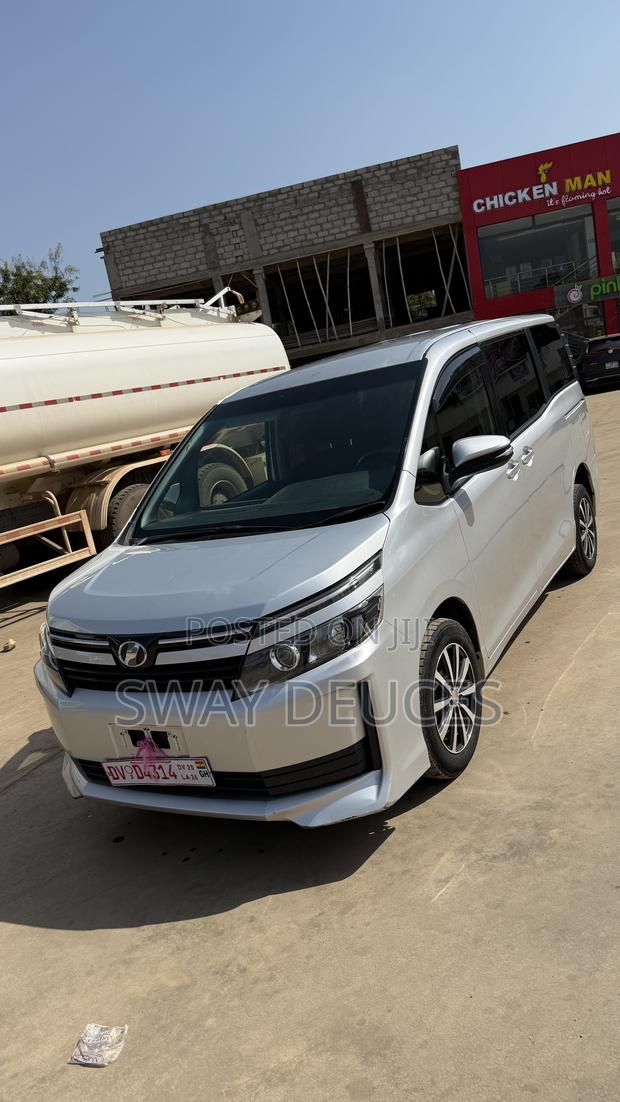 Toyota Voxy SV Premium 2014 Silver