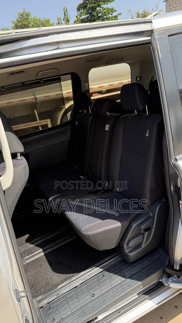 Toyota Voxy SV Premium 2014 Silver