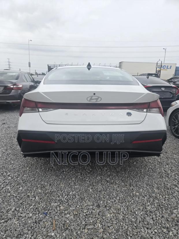 Hyundai Elantra 2025 White