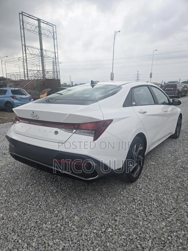 Hyundai Elantra 2025 White