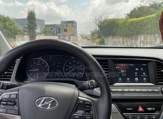 Hyundai Elantra SE Sedan FWD (2.0L 4cyl 6M) 2017 Silver
