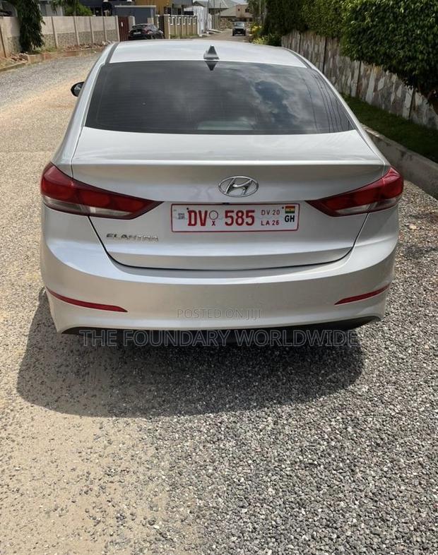 Hyundai Elantra SE Sedan FWD (2.0L 4cyl 6M) 2017 Silver