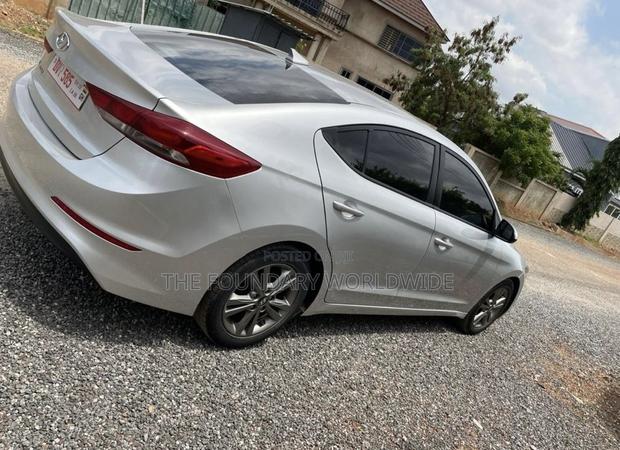 Hyundai Elantra SE Sedan FWD (2.0L 4cyl 6M) 2017 Silver