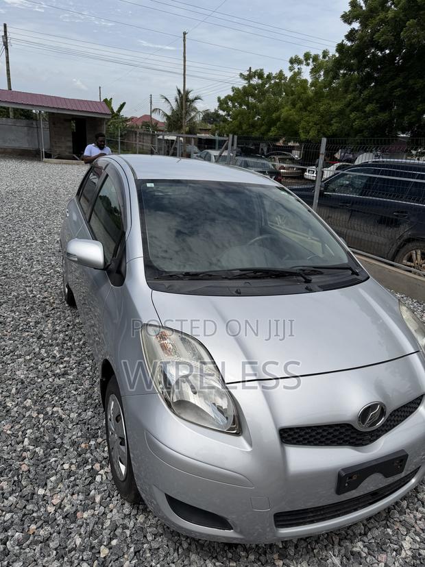 Toyota Vitz 2010 Silver