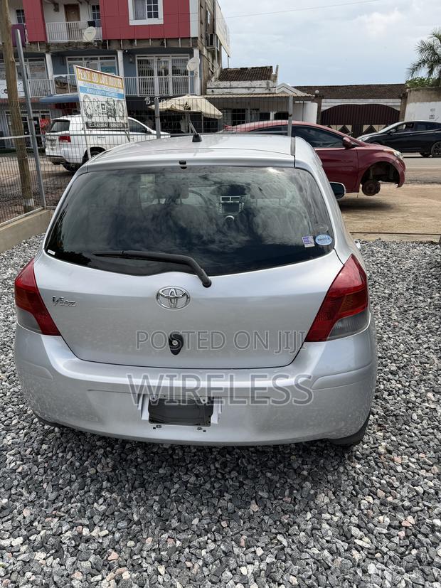 Toyota Vitz 2010 Silver