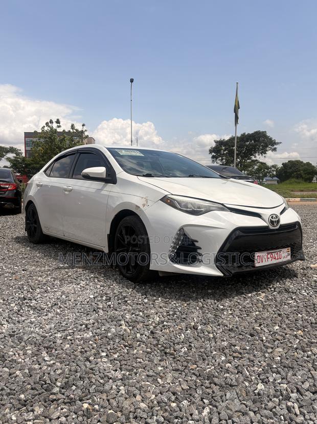 Toyota Corolla SE 4dr Sedan (1.8L 4cyl CVT) 2017 White