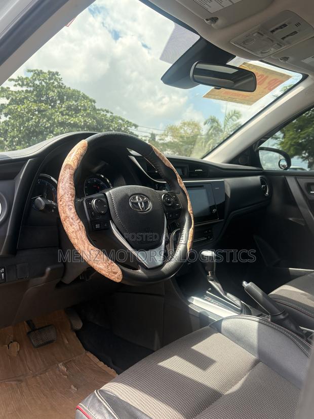 Toyota Corolla SE 4dr Sedan (1.8L 4cyl CVT) 2017 White