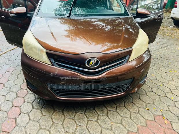Toyota Vitz 1.0 FWD 3dr 2012 Gray