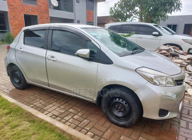Toyota Vitz 1.3 FWD 5dr 2012 Gray