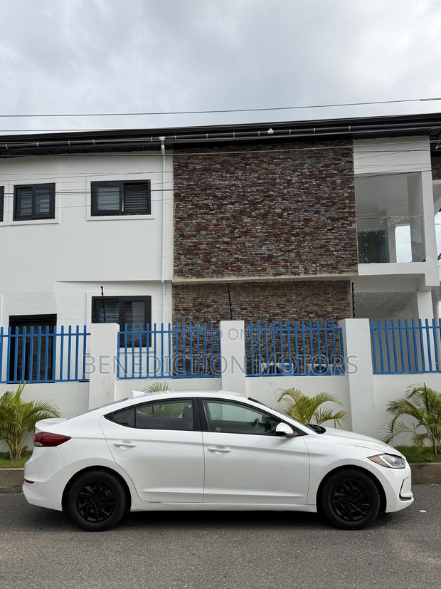 Hyundai Elantra ECO Sedan FWD (1.4L 4cyl 7A) 2017 White