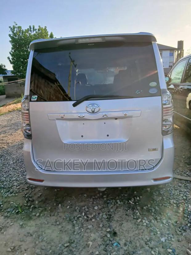 Toyota Voxy 2010 Silver